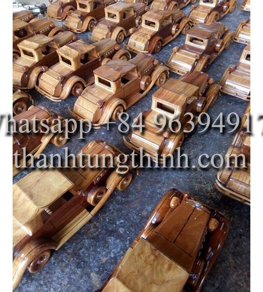 Bulk Packing Wooden Toys at Factory