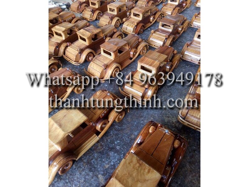 Bulk Packing Wooden Toys at Factory