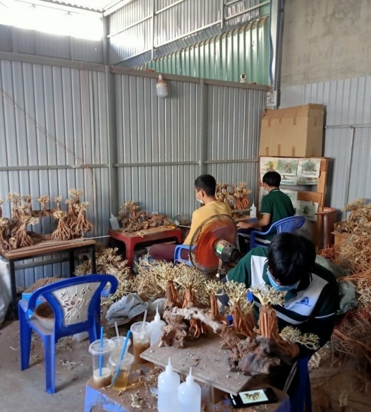 During working hours, we shape bonsai driftwood in our workspace.