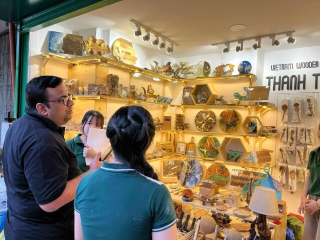 Customers visiting Thanh Tung Thinh showroom 02