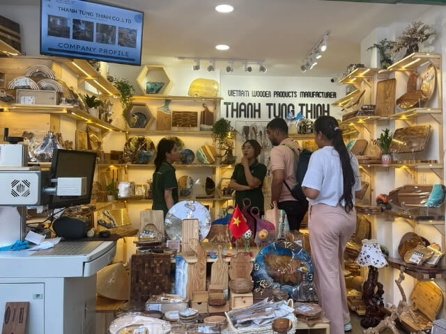 Customers visiting Thanh Tung Thinh showroom 03