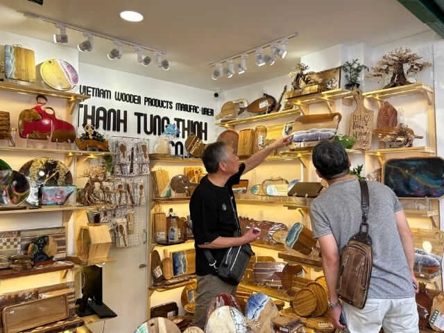Customers visiting Thanh Tung Thinh showroom 05