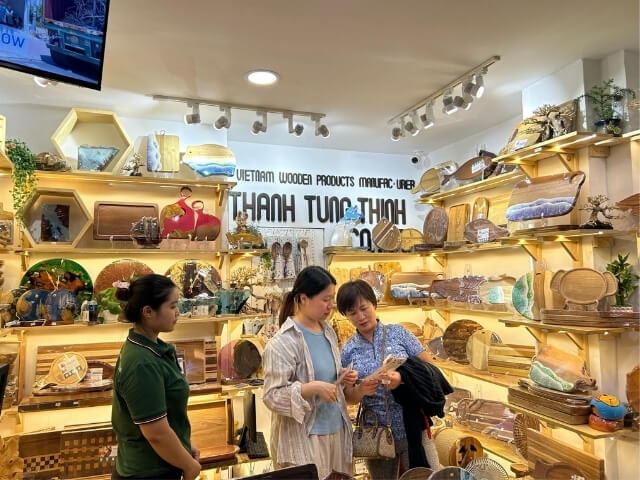 Customers visiting Thanh Tung Thinh showroom 07