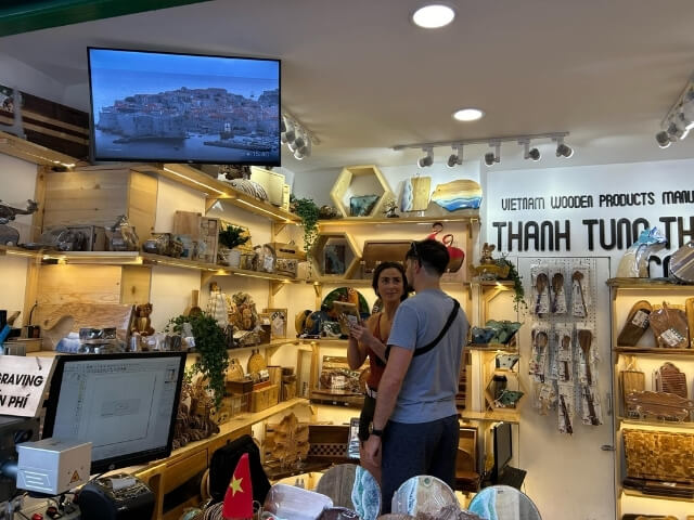 Customers visiting Thanh Tung Thinh showroom 08