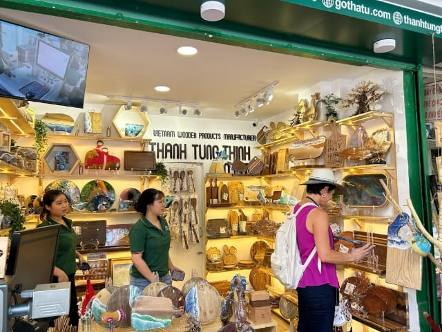 Customers visiting Thanh Tung Thinh showroom 11