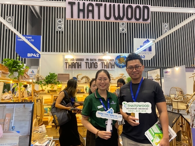 Customers visiting Thanh Tung Thinh showroom 13