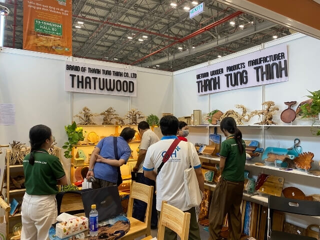Customers visiting Thanh Tung Thinh showroom 14