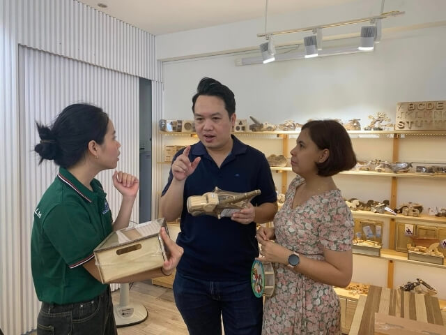 Customers visiting Thanh Tung Thinh showroom 15