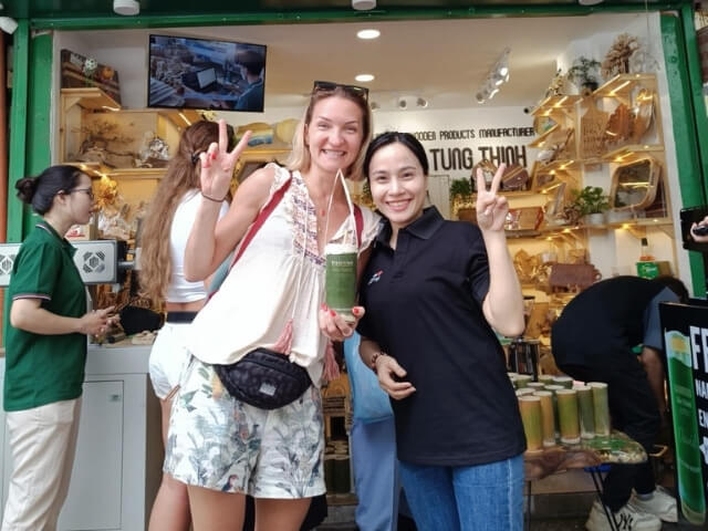 Customers visiting Thanh Tung Thinh showroom 16