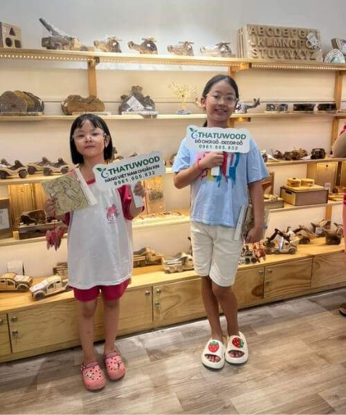 Customers visiting Thanh Tung Thinh showroom 19