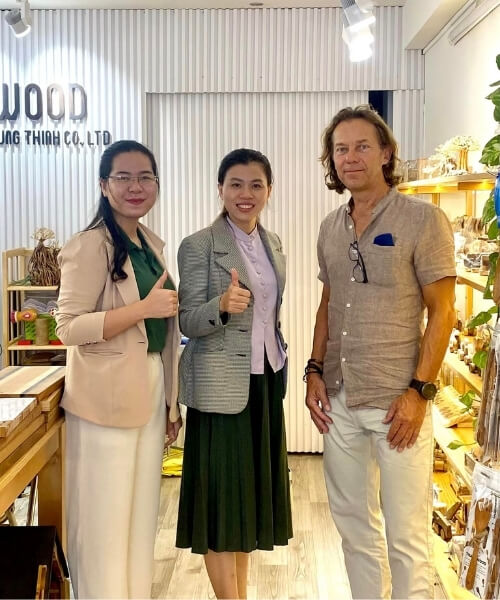 Customers visiting Thanh Tung Thinh showroom 20