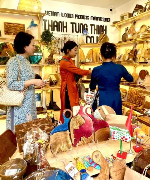 Customers visiting Thanh Tung Thinh showroom 21