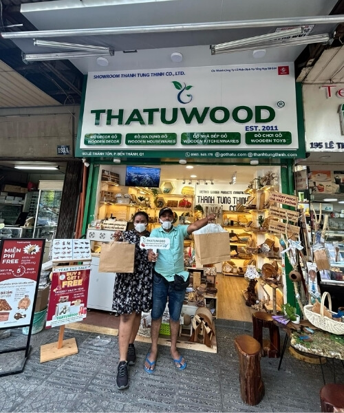 Customers visiting Thanh Tung Thinh showroom 23