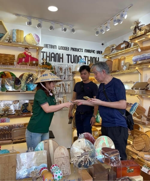 Customers visiting Thanh Tung Thinh showroom 24