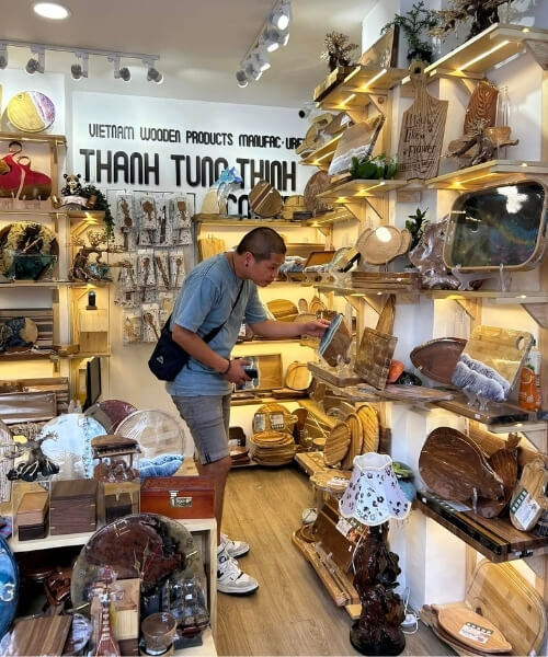 Customers visiting Thanh Tung Thinh showroom 25