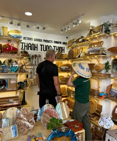 Customers visiting Thanh Tung Thinh showroom 31