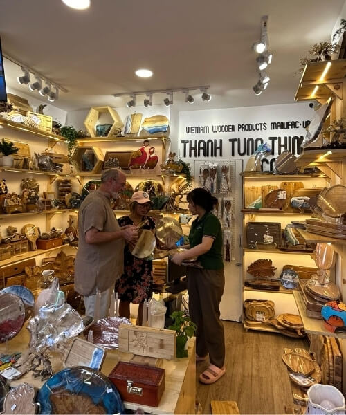 Customers visiting Thanh Tung Thinh showroom 34