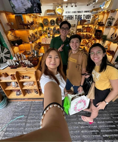 Customers visiting Thanh Tung Thinh showroom 45