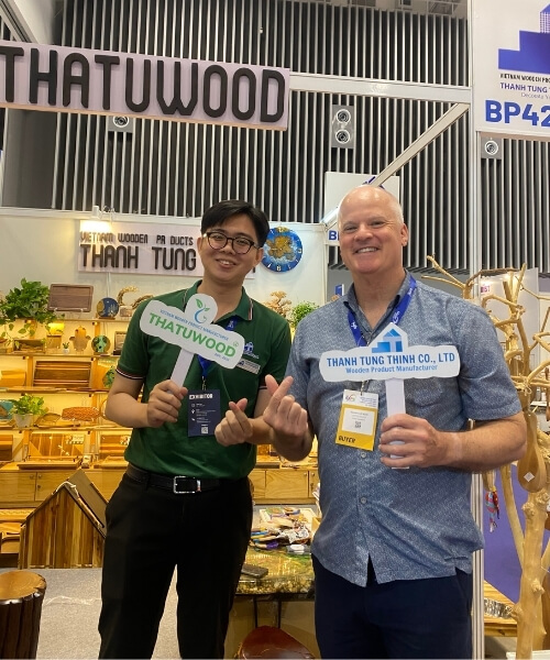 Customers visiting Thanh Tung Thinh showroom 46