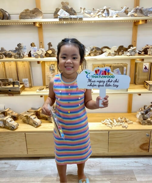Customers visiting Thanh Tung Thinh showroom 48