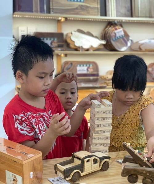 Customers visiting Thanh Tung Thinh showroom 49