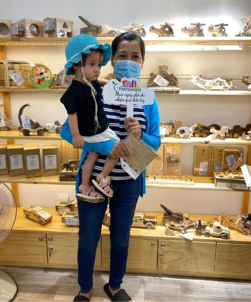 Customers visiting Thanh Tung Thinh showroom 50