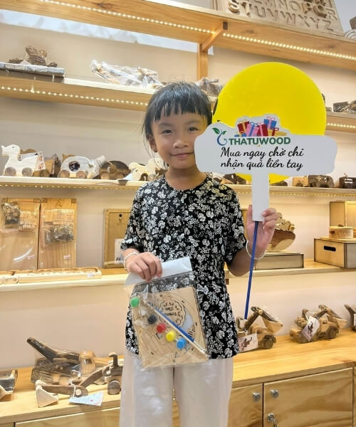 Customers visiting Thanh Tung Thinh showroom 51