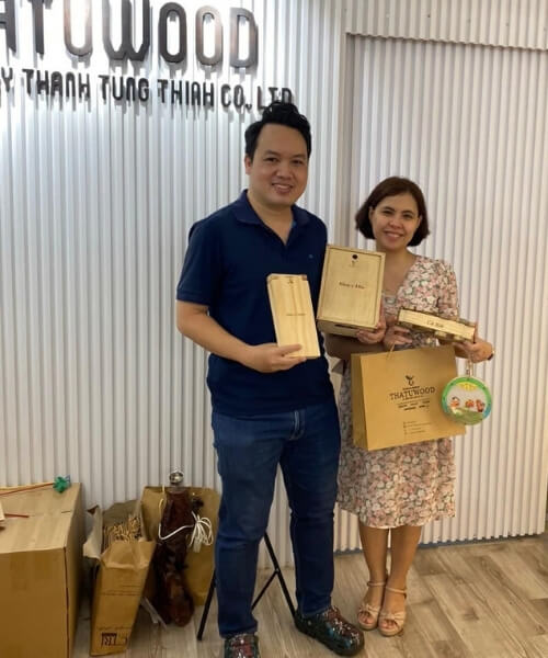 Customers visiting Thanh Tung Thinh showroom 52