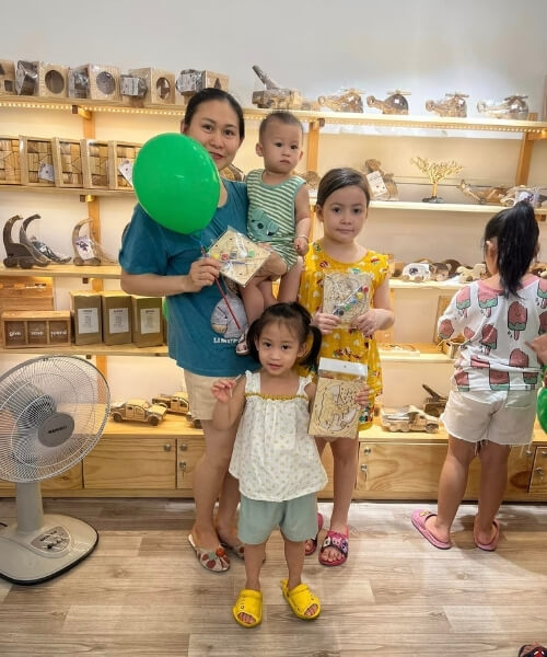 Customers visiting Thanh Tung Thinh showroom 53