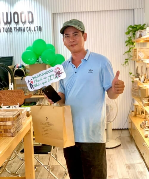 Customers visiting Thanh Tung Thinh showroom 54