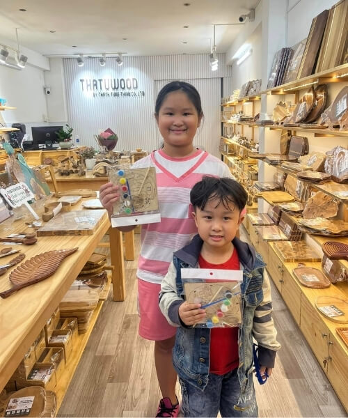 Customers visiting Thanh Tung Thinh showroom 55