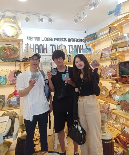 Customers visiting Thanh Tung Thinh showroom 58