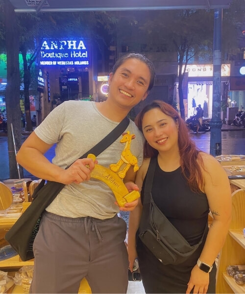 Customers visiting Thanh Tung Thinh showroom 62