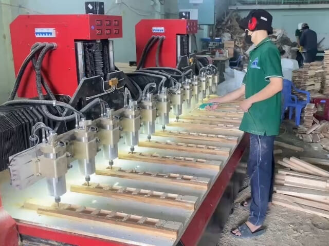 Workers operating at Thanh Tung Thinh factory 01
