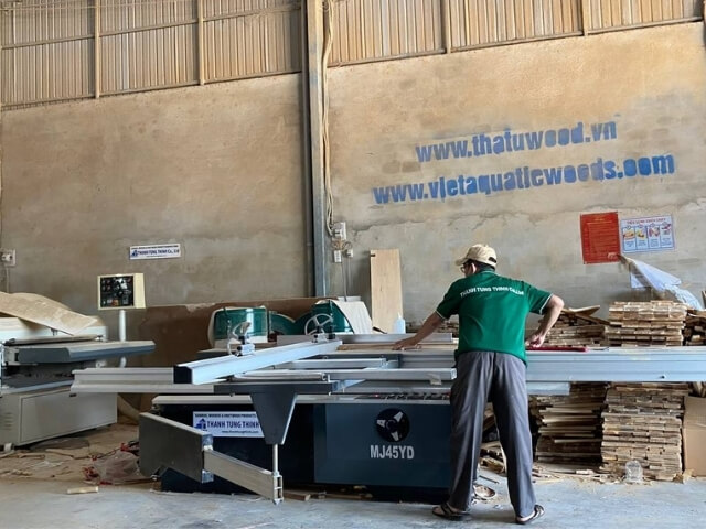 Workers operating at Thanh Tung Thinh factory 11