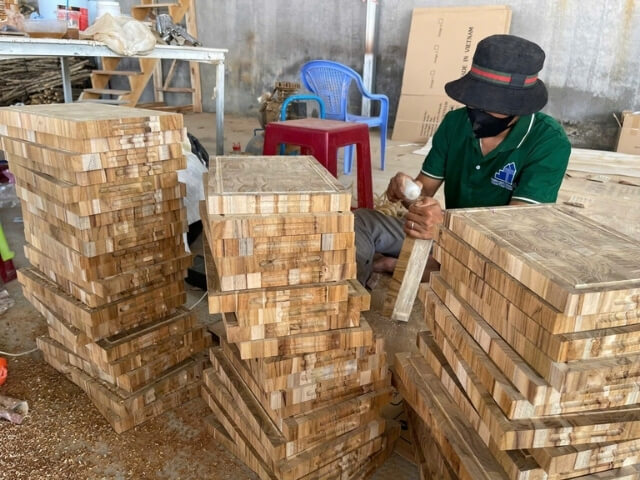 Workers operating at Thanh Tung Thinh factory 12