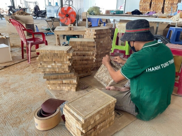 Workers operating at Thanh Tung Thinh factory 13