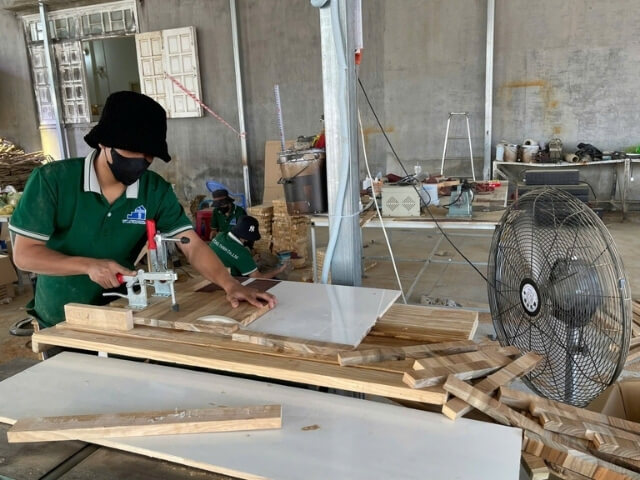 Workers operating at Thanh Tung Thinh factory 14