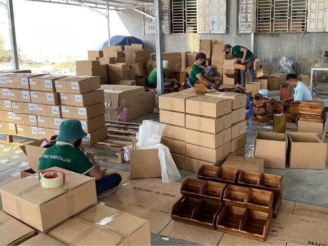 Workers operating at Thanh Tung Thinh factory 15