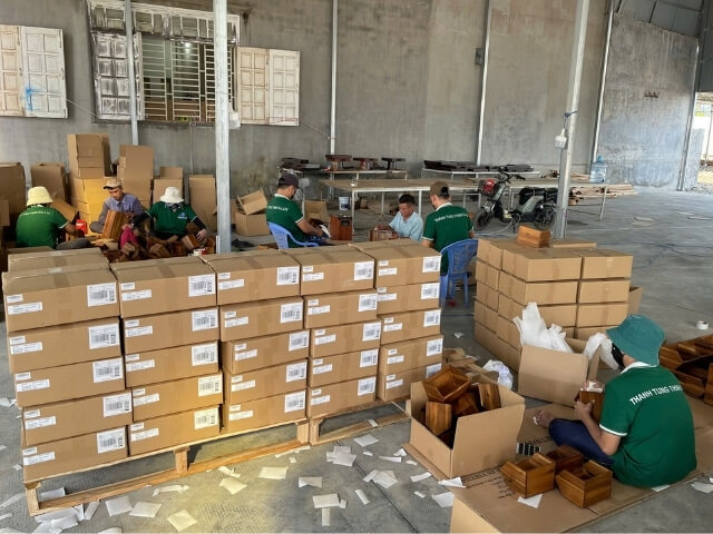 Workers operating at Thanh Tung Thinh factory 16