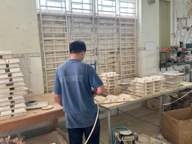 Workers operating at Thanh Tung Thinh factory 19