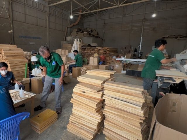 Workers operating at Thanh Tung Thinh factory 21