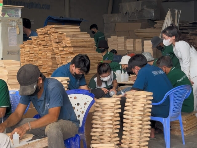 Workers operating at Thanh Tung Thinh factory 22