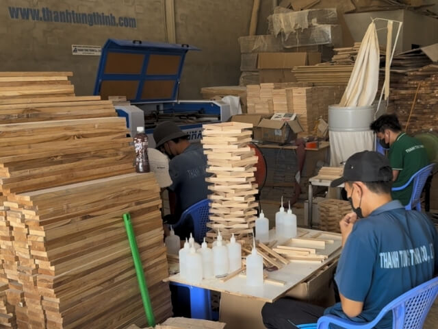 Workers operating at Thanh Tung Thinh factory 23