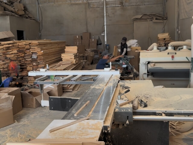 Workers operating at Thanh Tung Thinh factory 24