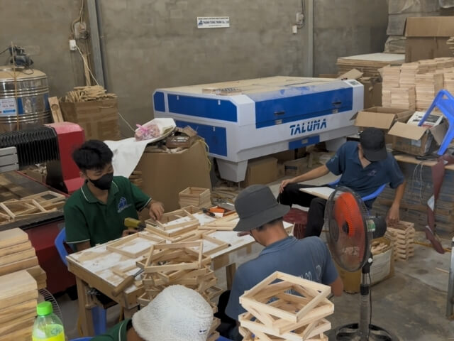 Workers operating at Thanh Tung Thinh factory 25