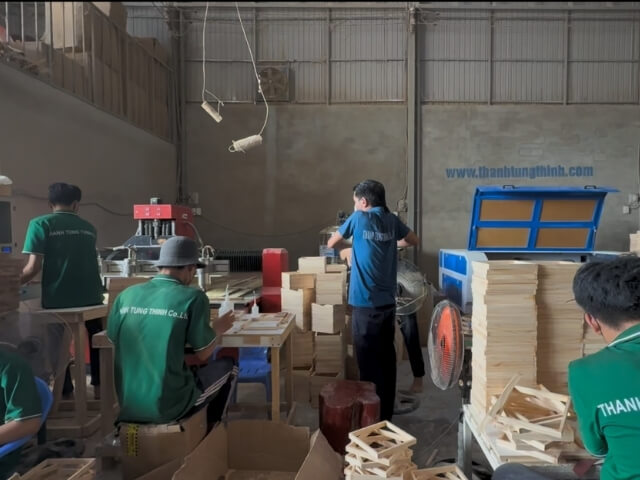 Workers operating at Thanh Tung Thinh factory 27