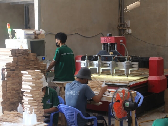 Workers operating at Thanh Tung Thinh factory 28