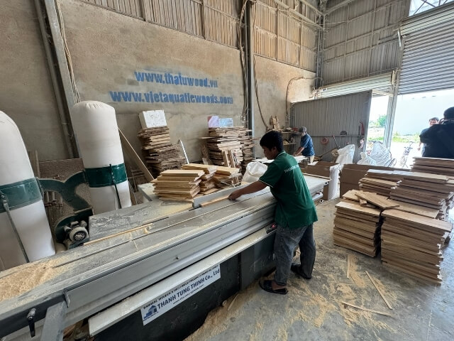Workers operating at Thanh Tung Thinh factory 32