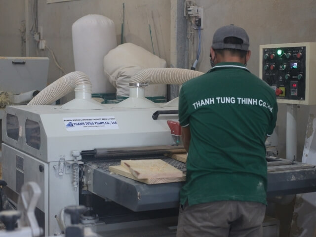 Workers operating at Thanh Tung Thinh factory 33
